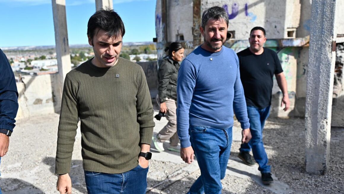 Torres anunció, junto a Merino, la demolición de la calera abandonada del barrio Corradi y fijó un plazo máximo de diez días