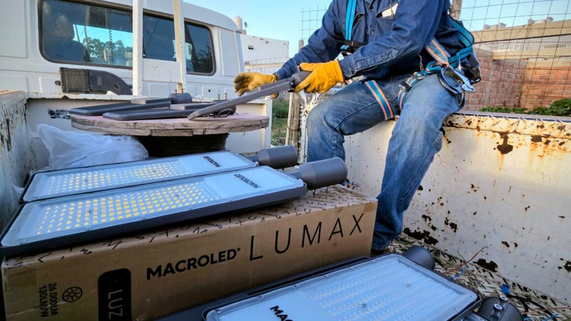 Avanza el plan de modernización del alumbrado con la instalación de nuevas luminarias LED en toda la ciudad.