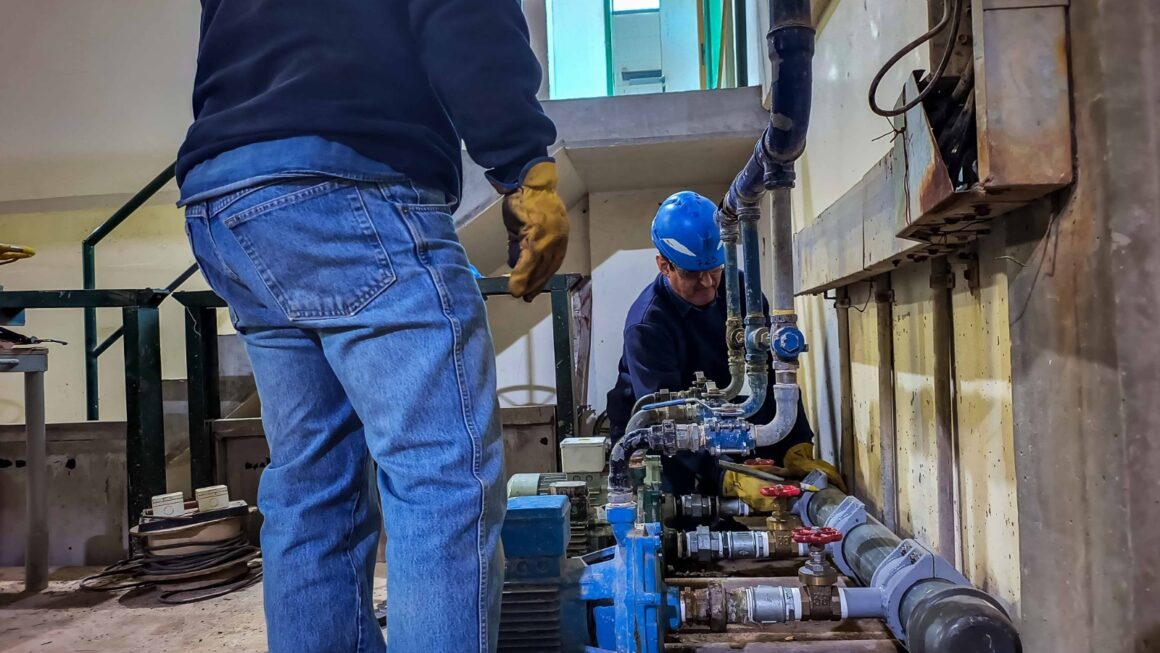 Nuevas bombas y cañerías para el sistema de lavado de filtros y tamices en la EPN.