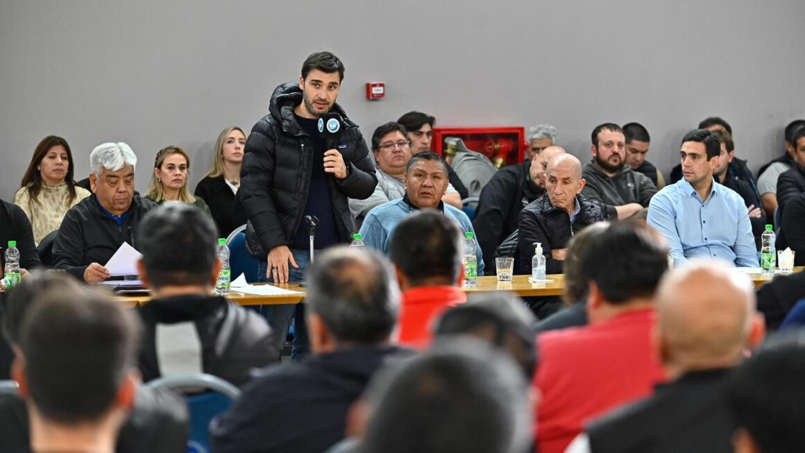Con el barril por encima de los USD 100, Torres exigió más inversiones tras el traspaso de Manantiales Behr