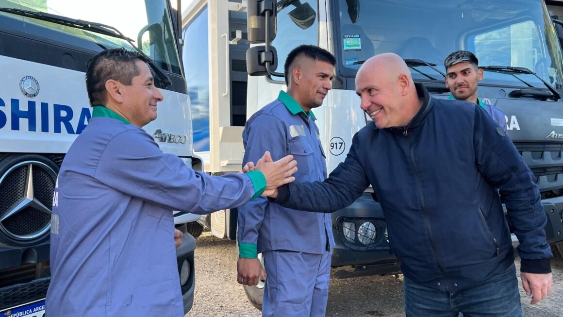Sastre Participó De La Presentación De La Nueva Flota De Camiones De Ashira