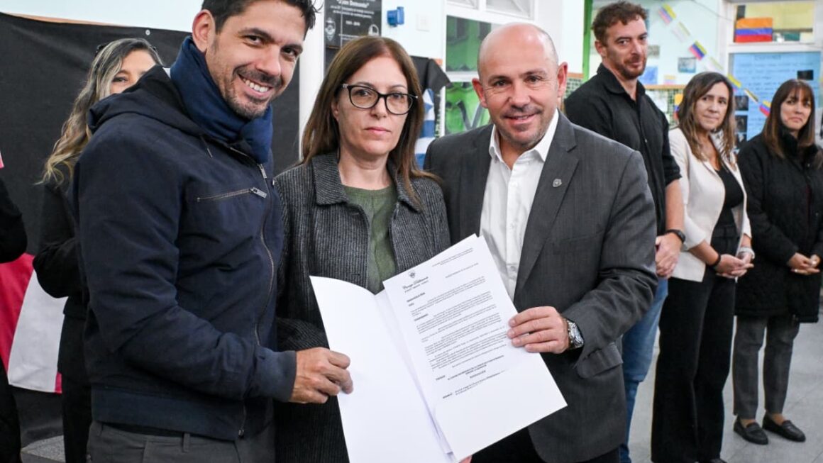 El Intendente Entregó La Beca Para La Formación Superior Al Mejor Promedio De La Escuela Municipal De Pesca “Juan Demonte”