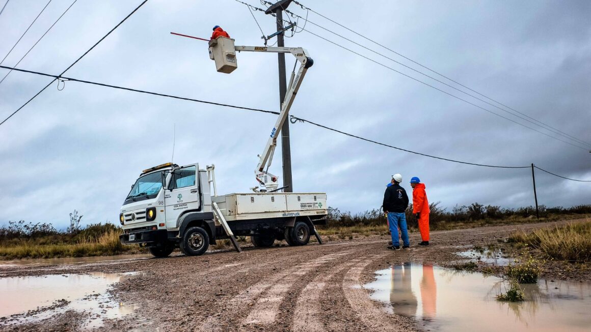 Intenso trabajo del equipo de energía durante el temporal.