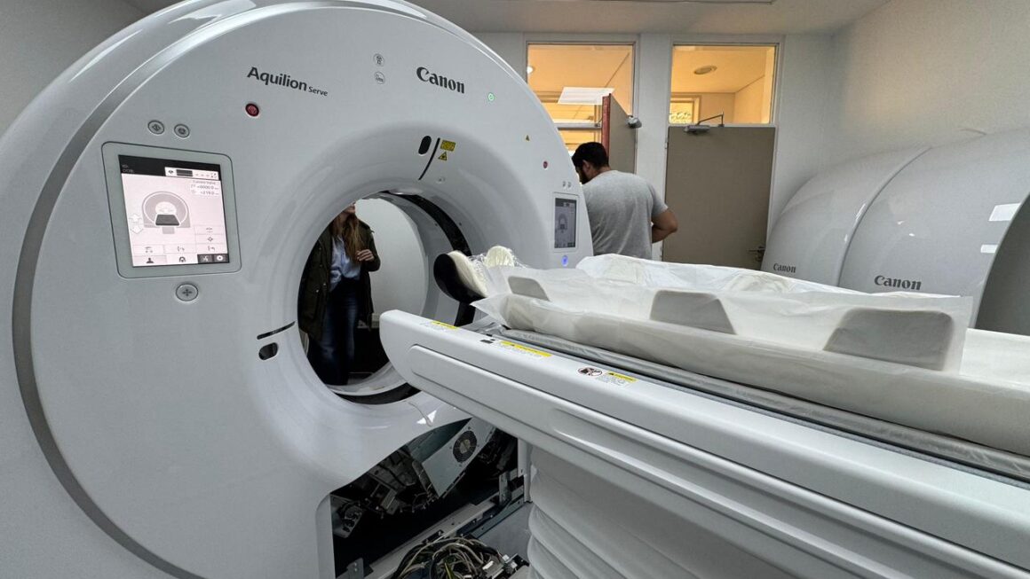 Llegó el nuevo tomógrafo al Hospital de Alta Complejidad «María Humphreys» y en los próximos días estará operativo