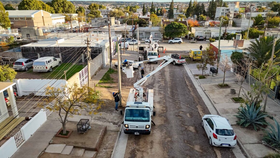 Continúan las obras de modernización del tendido eléctrico