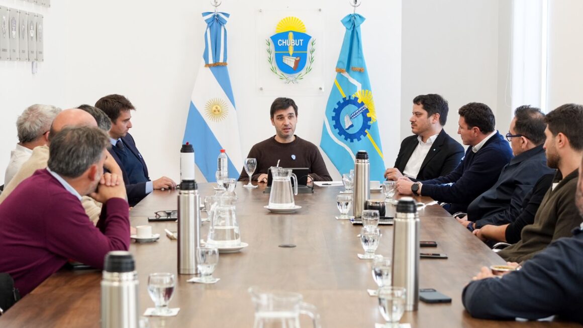 Acuerdo público-privado: Provincia realizará el dragado del puerto de Rawson y el sector pesquero ampliará muelle