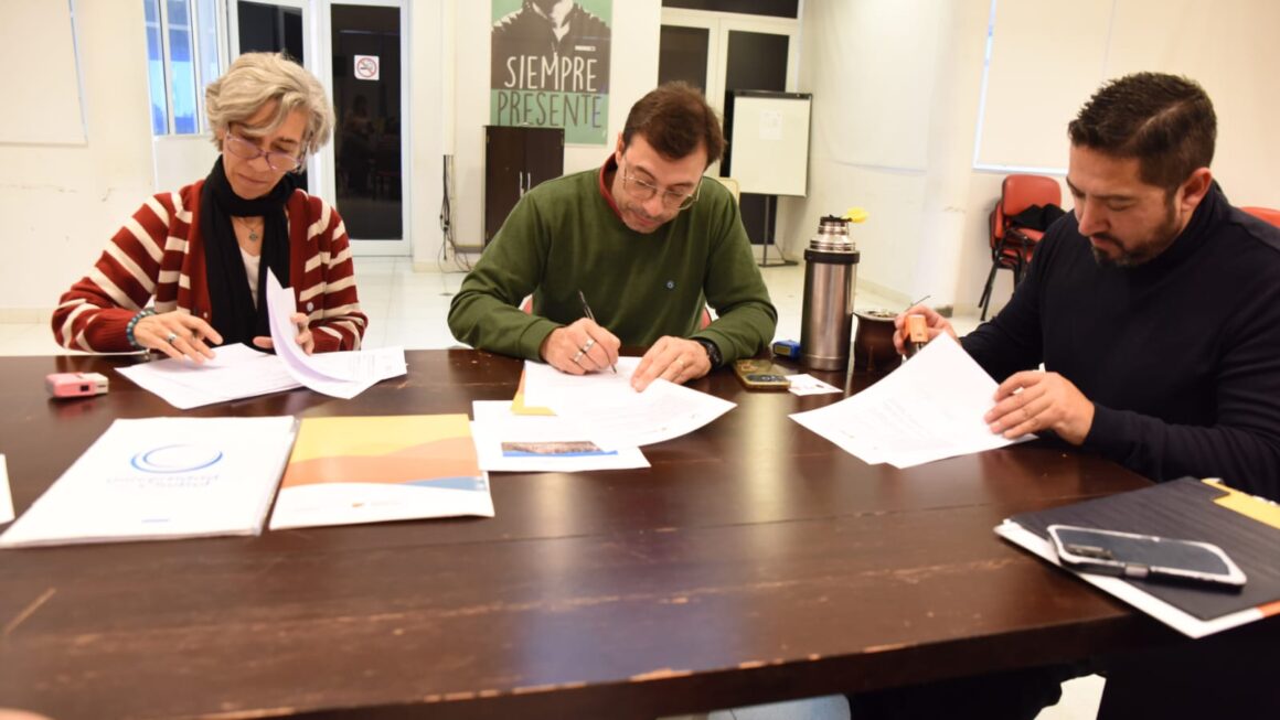 Provincia avanza en la preservación de Piedra Calada con un convenio entre Cultura, la Universidad del Chubut y la comuna de Las Plumas