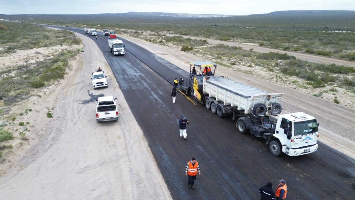 Vialidad Provincial ejecuta las últimas tareas de pavimentación en el acceso a Playa El Doradillo en Puerto Madryn