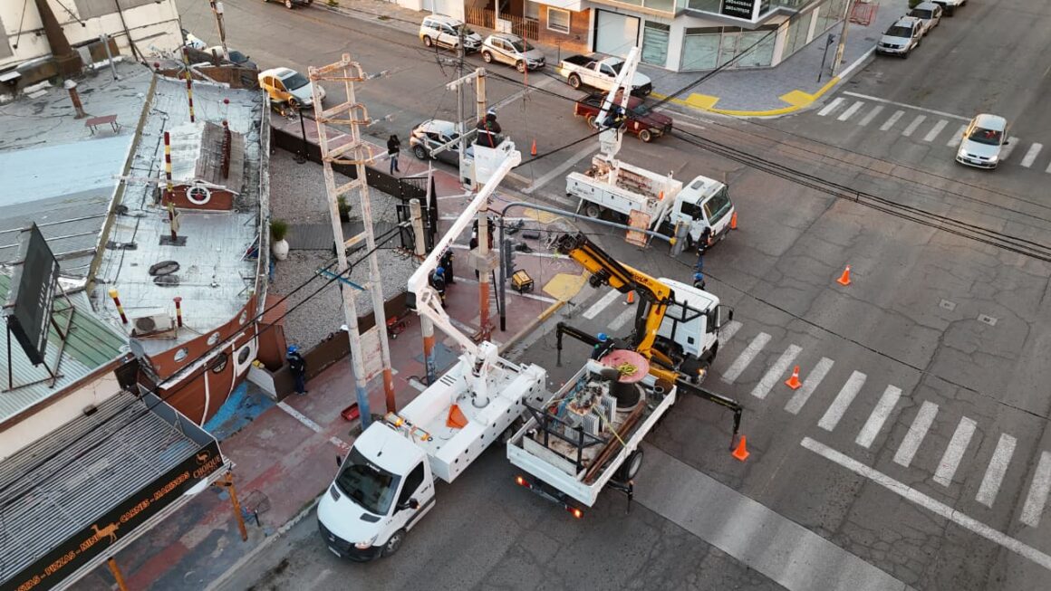 Avanzan las obras de energía en distintos puntos de la zona centro y sur de la ciudad