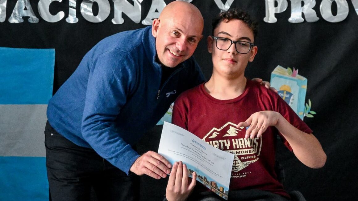 Sastre Encabezó El Acto De Promesa De Lealtad A La Constitución Nacional En La Escuela N° 528