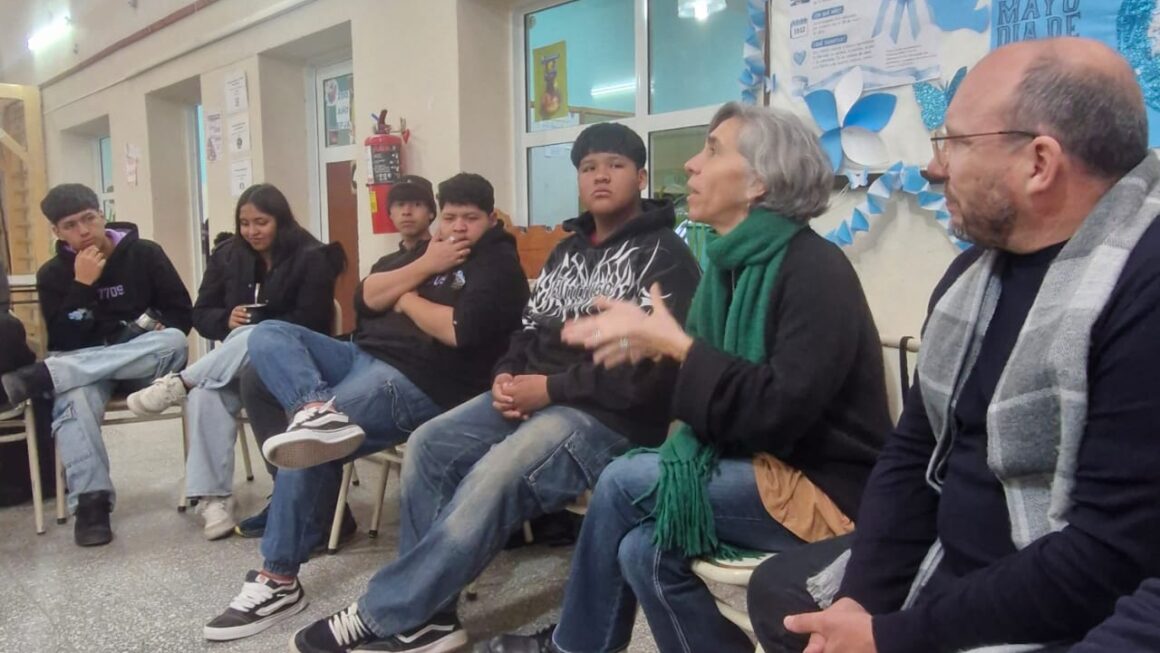 La Universidad del Chubut recorrió la Meseta Central para acercar su propuesta académica y fortalecer el vínculo con las comunidades