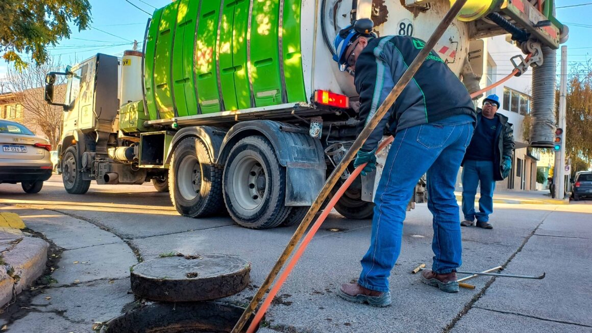 Personal de Saneamiento intensifica tareas de mantenimiento en colectores cloacales de la zona céntrica