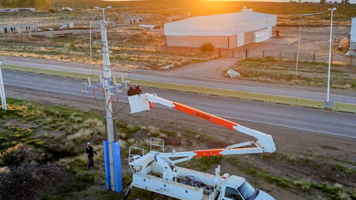 Nuestro personal avanza con obras de energía en la zona norte de la ciudad.