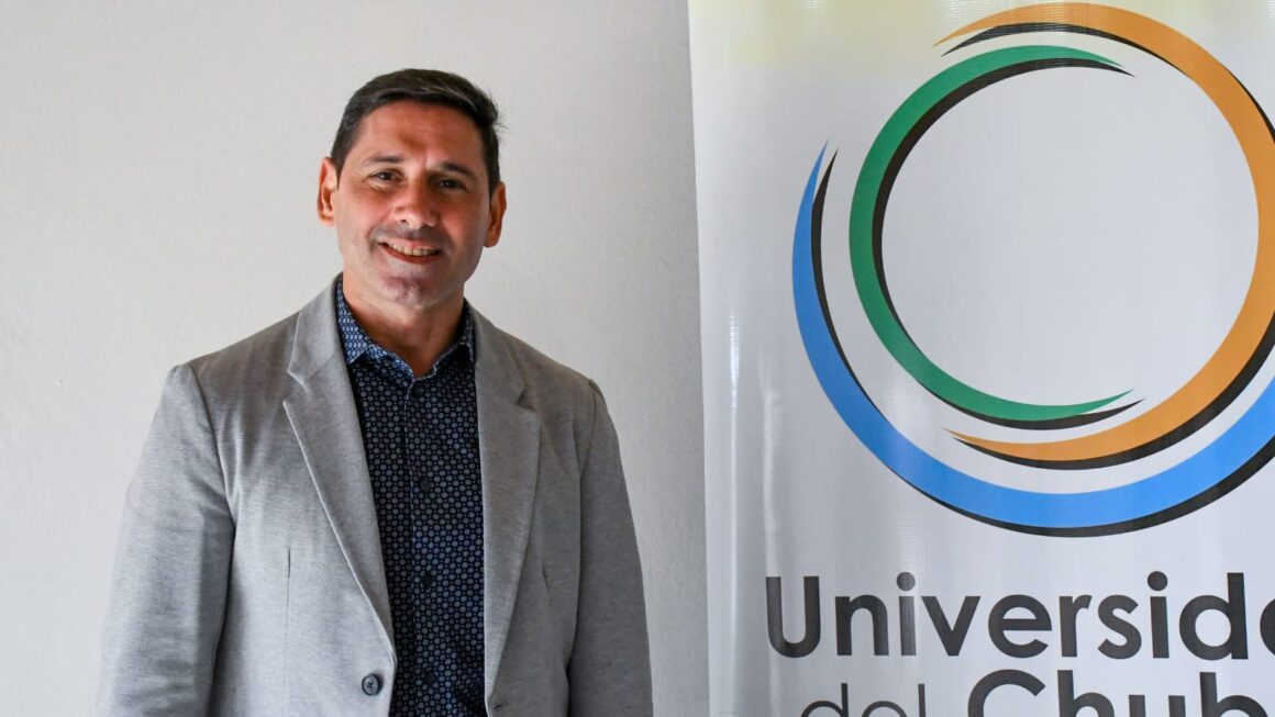 La Universidad del Chubut presenta su proceso de evaluación institucional con la visita de reconocido especialista en educación superior
