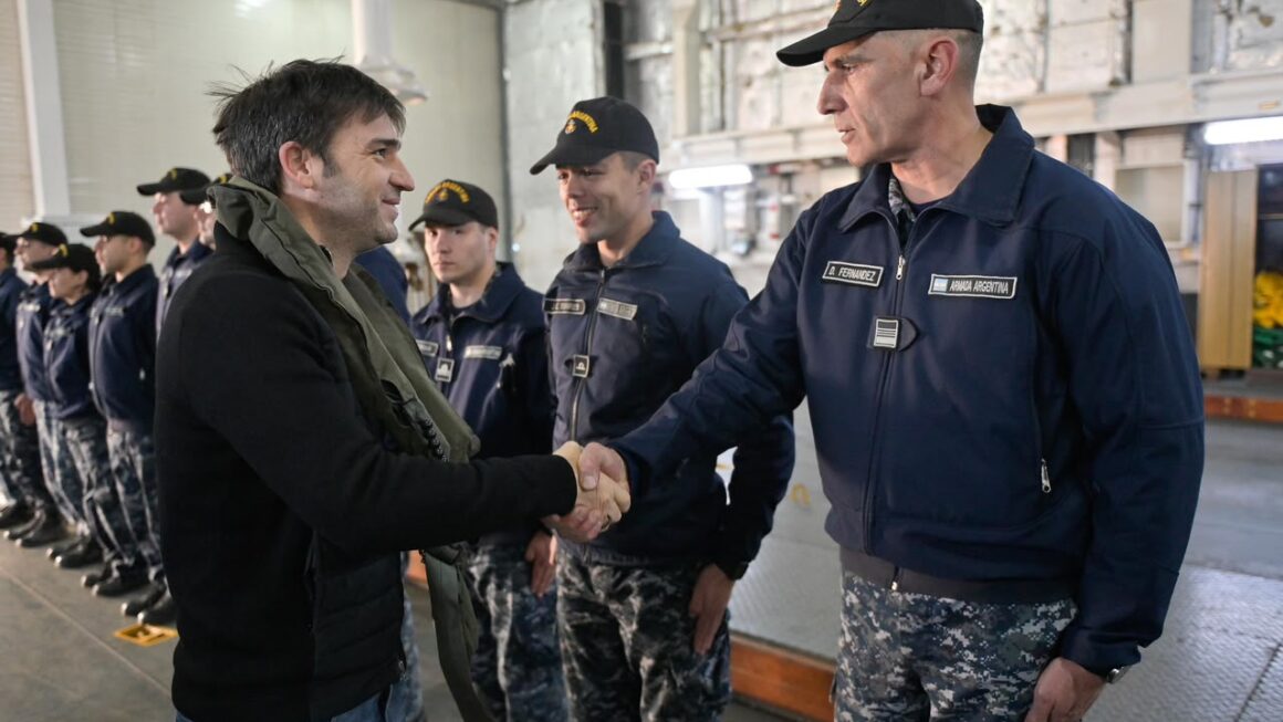 El Almirante Irízar volvió a Puerto Madryn y Torres destacó la importancia de “honrar a nuestros héroes y mantener viva la causa Malvinas”