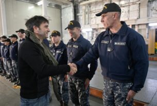 El Almirante Irízar volvió a Puerto Madryn y Torres destacó la importancia de “honrar a nuestros héroes y mantener viva la causa Malvinas”