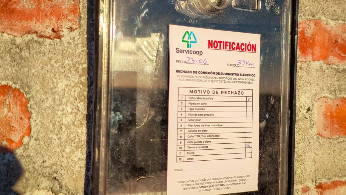 El personal de Reclamo Eléctrico brinda asistencia a nuevos usuarios de energía.