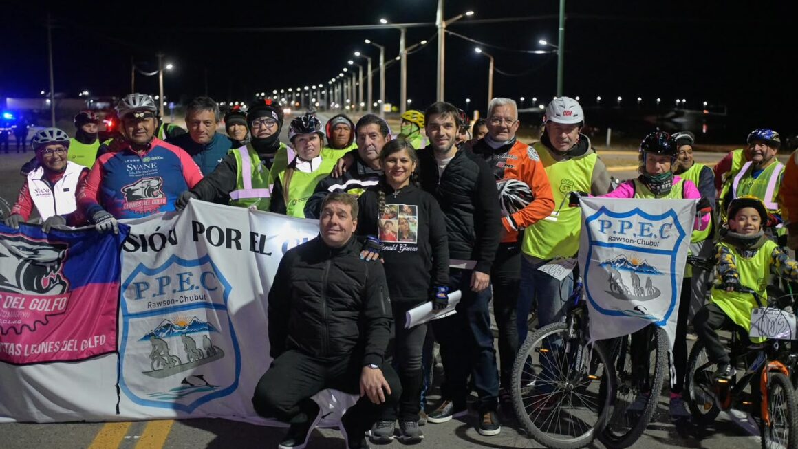 Torres inauguró una obra clave de iluminación en uno de los principales accesos a Playa Unión