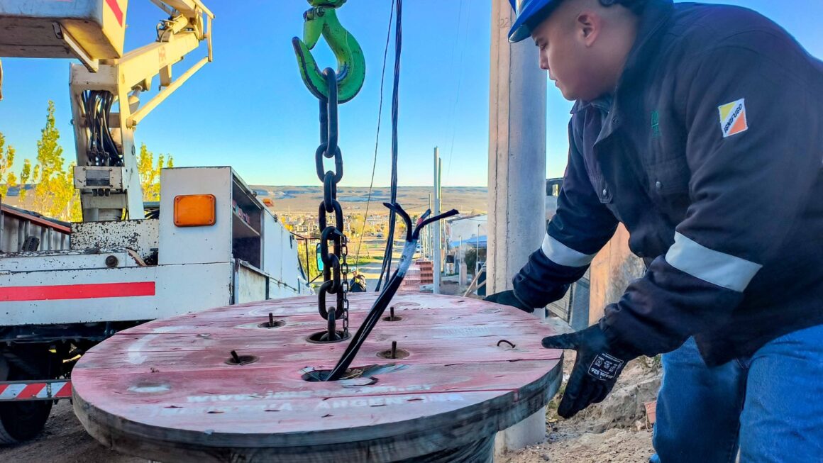 Continuamos ampliando las redes de energía en la zona oeste de la ciudad