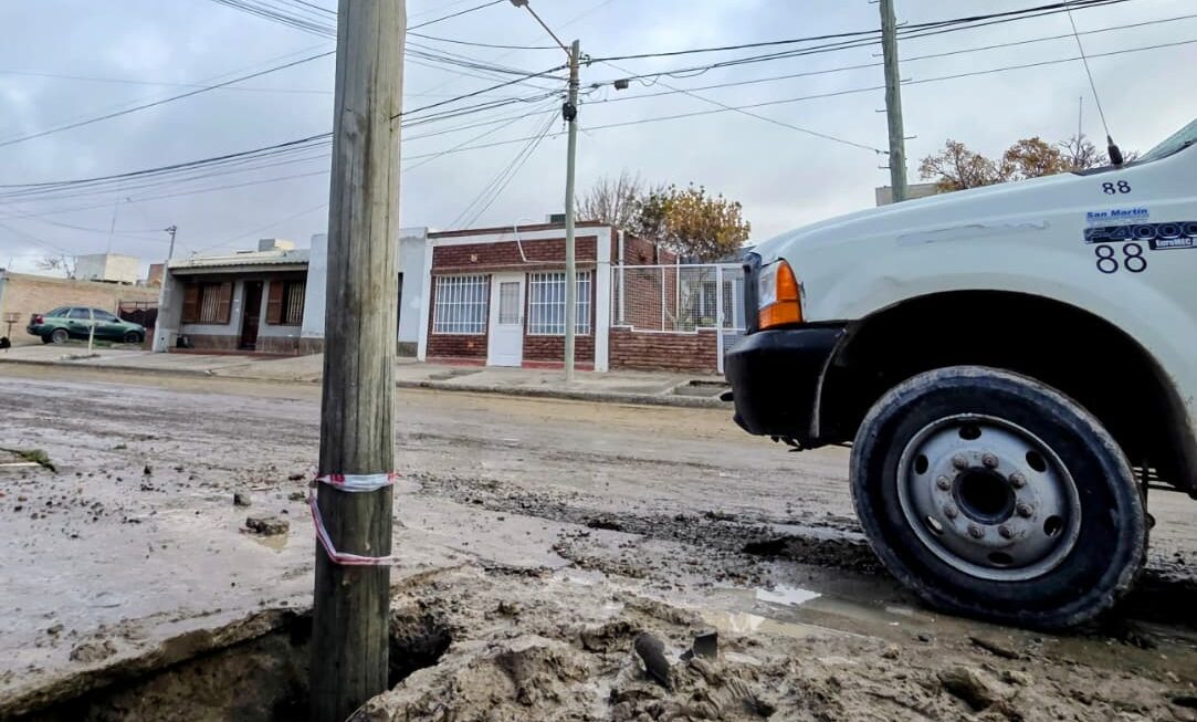 Rotura en la red de agua potable en Lavalle y Colón.